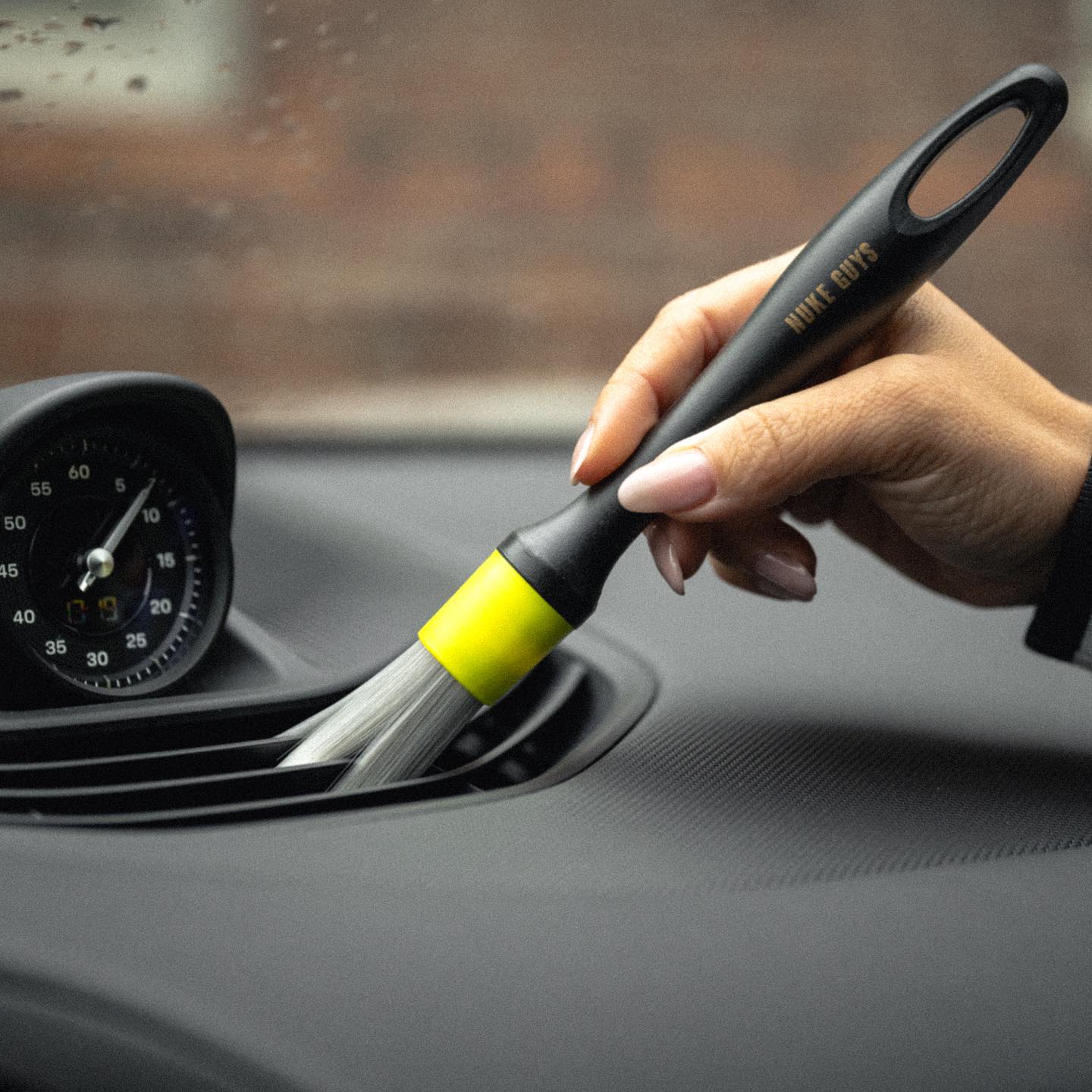 Jak na čištění plastů v autě: 4 kroky k perfektnímu interiéru