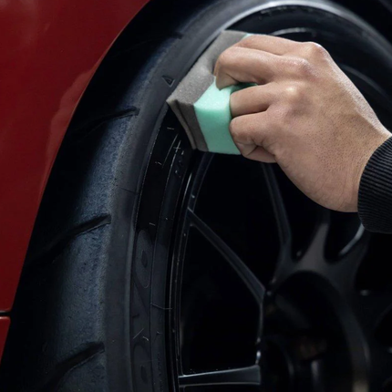 Impregnace pneumatik při nanášení na bočnici pomocí houbičky