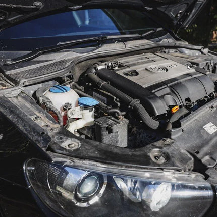 Čištěný motorový prostor s viditelným motorem a hadicemi