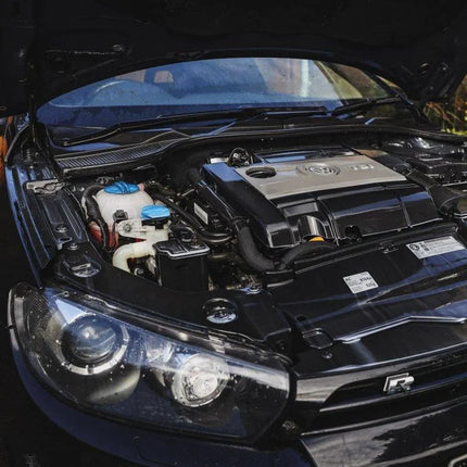 Čištěný motorový prostor pod kapotou automobilu