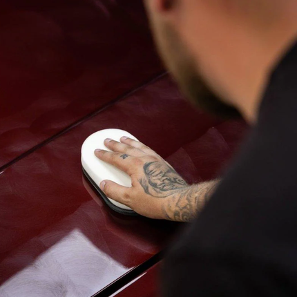 Pěnový aplikátor na leštění s bílou podložkou, roztírání po povrchu