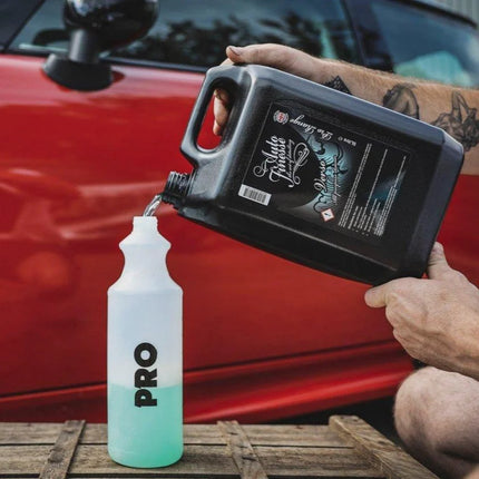 Auto Finesse Pro míchací láhev v ruce, lahvička s rozprašovačem