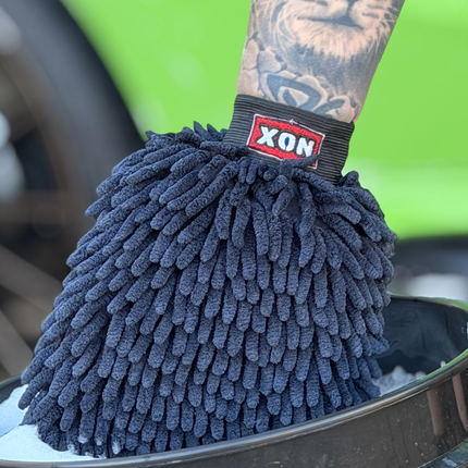 Modrá žinylková mycí rukavice s nášivkou XON a kulatým povrchem chlupů