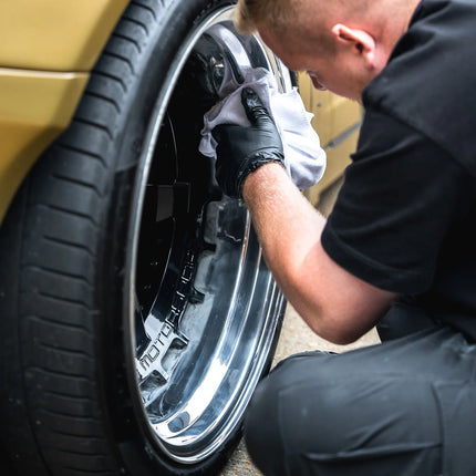 Leštěnka na kovy Auto Finesse Mercury aplikovaná na chromovaný ráfek v rukavici