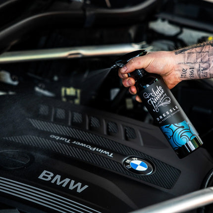 Auto Finesse Dressle černý sprej s modrým motivem; aplikace na plastový panel.