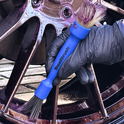 Duální štětec na exteriér v rukavici, modrá rukojeť, tmavé a světlé štětiny