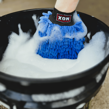 Žinylková mycí rukavice, modrá v kbelíku s bílou pěnou; černá manžeta XON