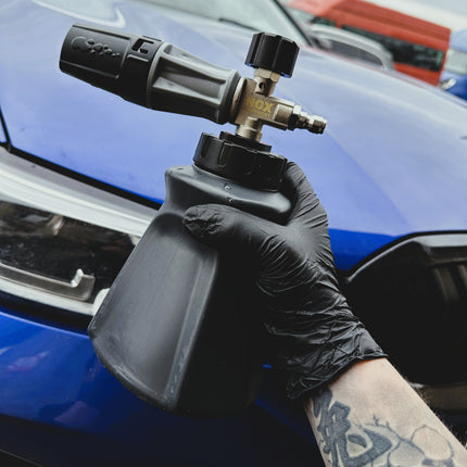 Napěňovač v rukavici s tryskou nad automobilem