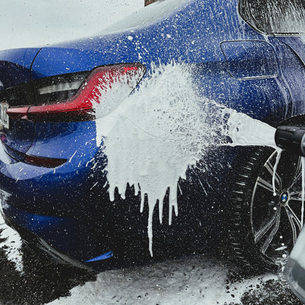 Penový nástřik z napěňovače na kapotu automobilu