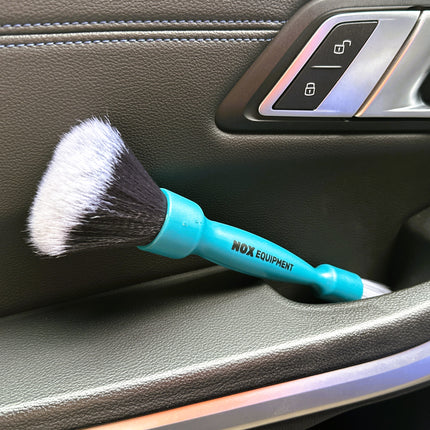Dvojitý štětec NOX EQUIPMENT DualBrush čistí kožené čalounění černou a bílou štětinou