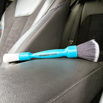 Dvojitý štětec DualBrush na sedadlo: tyrkysová rukojeť a bílé štětiny