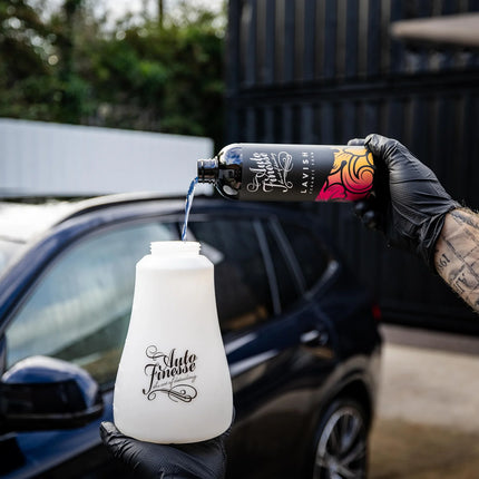 Auto Finesse Lavish pěna v dávkovací lahvičce, bílá pěna stéká na okraj auta