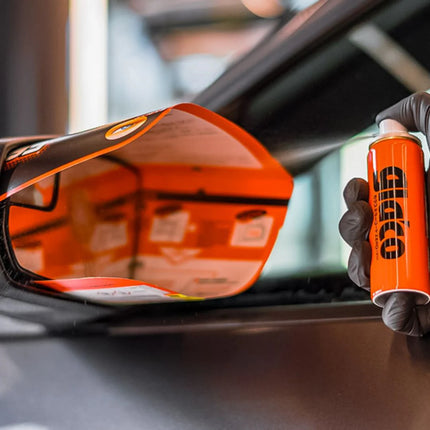 SOFT99 Glaco Mirror Coat Zero na zrcátka, oranžová lahvička při aplikaci na zrcátko