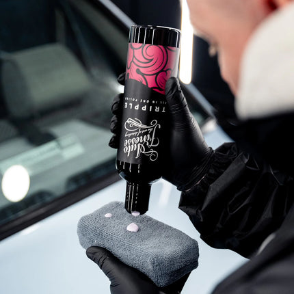Lahvička Auto Finesse Triple a mikrovláknová utěrka při aplikaci
