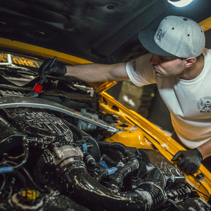 Univerzální čistič používaný při čištění motorového prostoru štětkou
