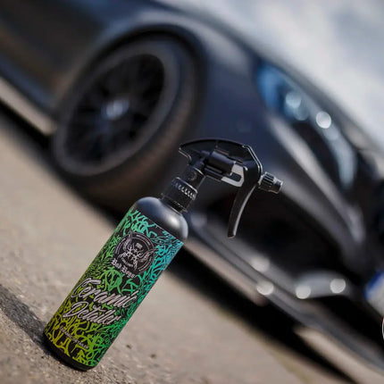 Keramický detailer ve spreji u auta, lahvička s rozprašovací tryskou