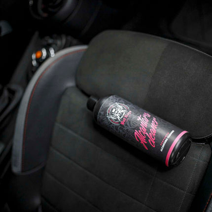 Sprejová lahvička pěnového čističe alcantary Bad Boys na autosedačce