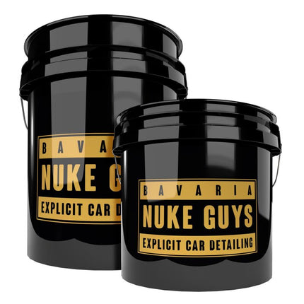 Vědro na detailing auta NUKE GUYS, černé s horní rukojetí a zlatým štítkem