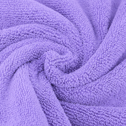 Mikrovláknová utěrka s fialovým povrchem a hustým smyčkovým vlasem (detail)