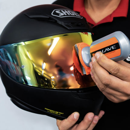 Aplikační lahvička SOFT99 Glaco Blave při aplikaci na světlomet motocyklu