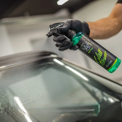Čistič oken v rozprašovači, stříkání na sklo automobilu