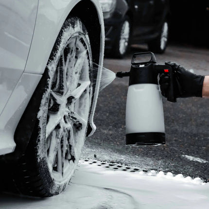 Ruční napěnovač pěny iK FOAM PRO 2 s rozprašovací hlavicí, stříká bílou pěnu