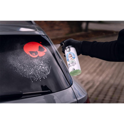 Čistič oken v rozprašovači, pěna na autoskle při stírání