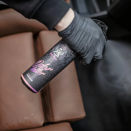 Stříkací lahev Odor Killer v rukavici, mlha při ošetření kožené sedačky