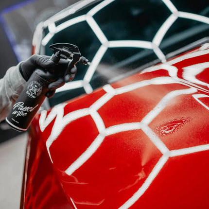Odmašťovač Panel Wipe 5 l, postřik na červenou kapotu auta