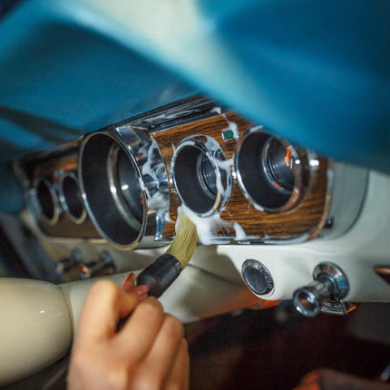 Čistič plastů ve spreji nanášený na plastové díly přední části automobilu