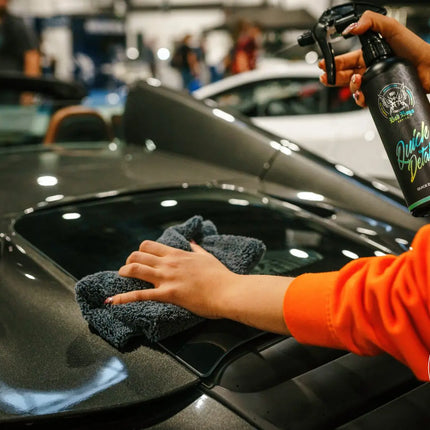 Sprej na auto a mikrovlákno, ošetřený černý lak s výrazným leskem