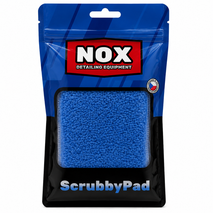 Čisticí aplikátor scrubpad v obalu s logem Nox Detailing Equipment